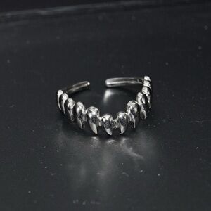 Pointed Teeth Ring